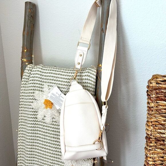 Pretty Simple Adventure Awaits Sling Bag/Cream - Picture 3 of 8